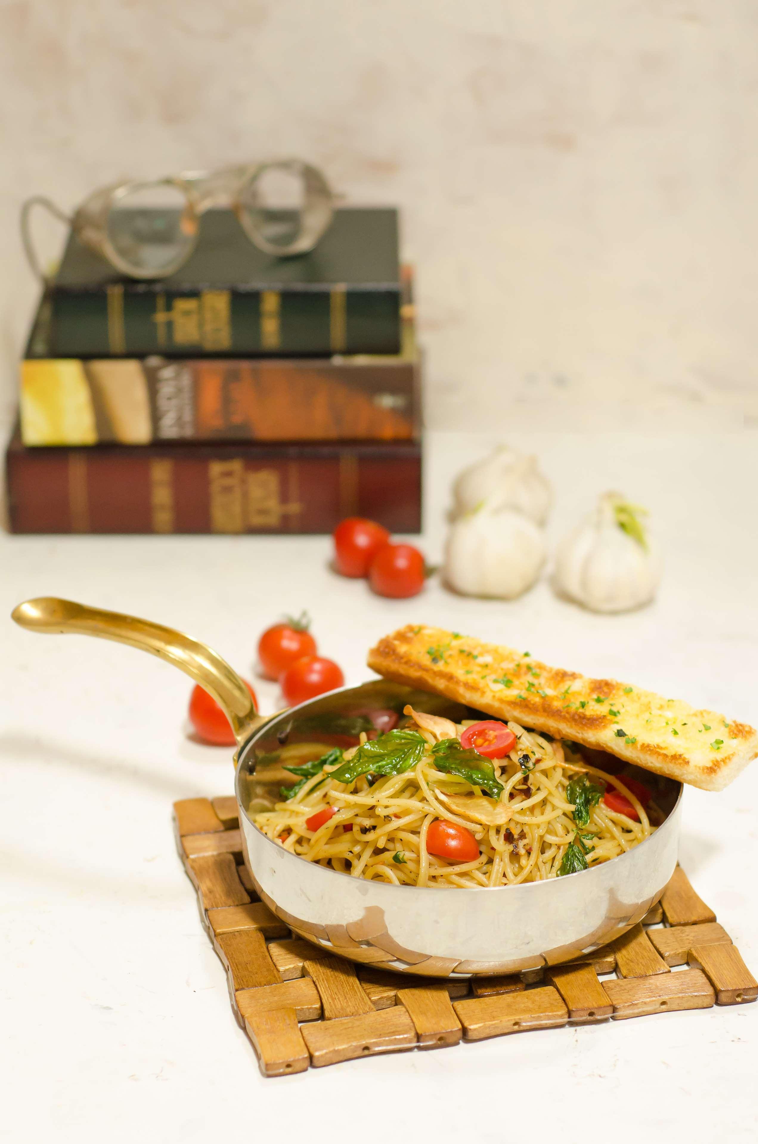 Hyatt Place Gurgaon Udyog Vihar Exteriér fotografie Garlic bread with pasta