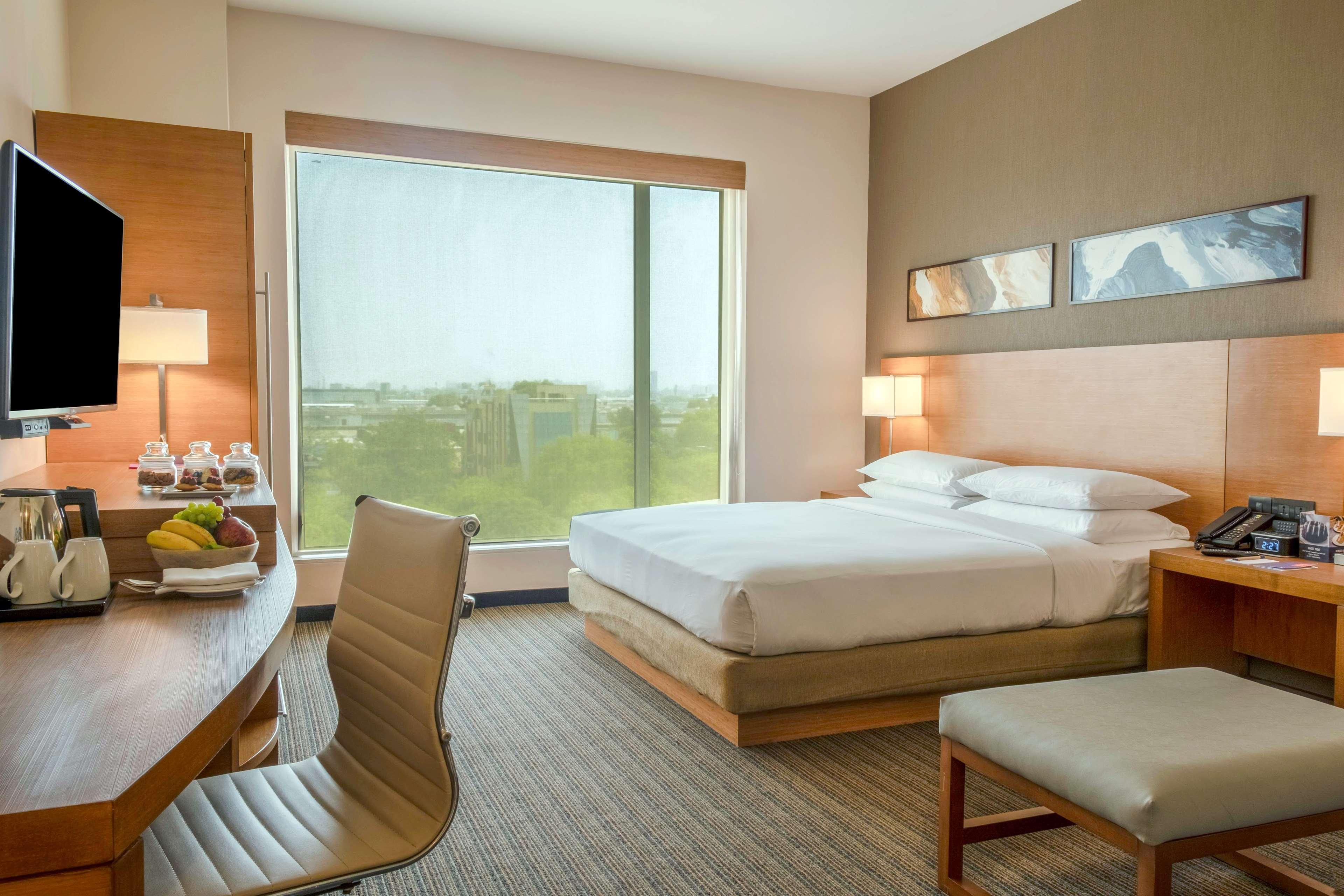 Hyatt Place Gurgaon Udyog Vihar Exteriér fotografie A guest room at the Hilton San Diego Bayfront
