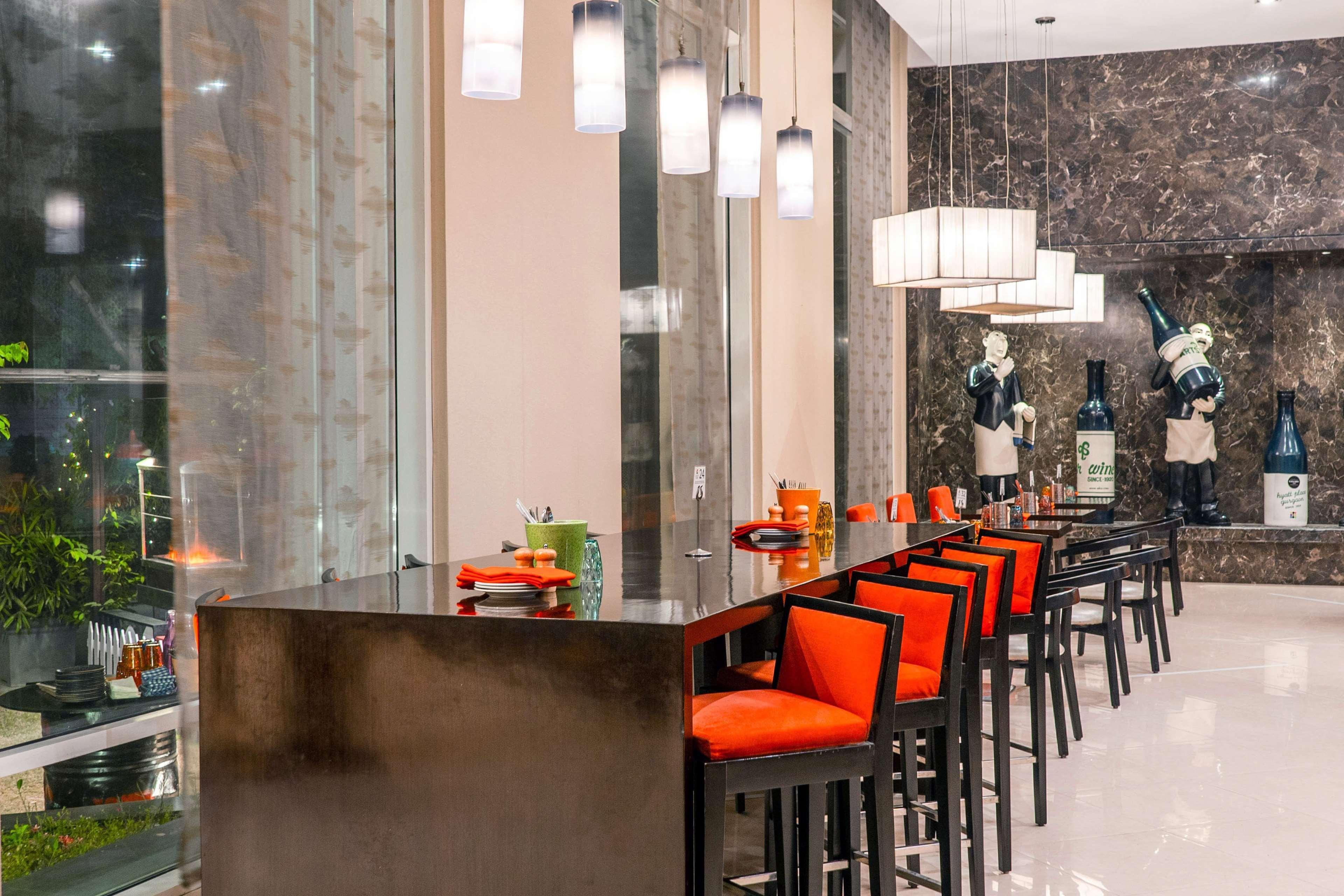 Hyatt Place Gurgaon Udyog Vihar Exteriér fotografie The bar at the lobby