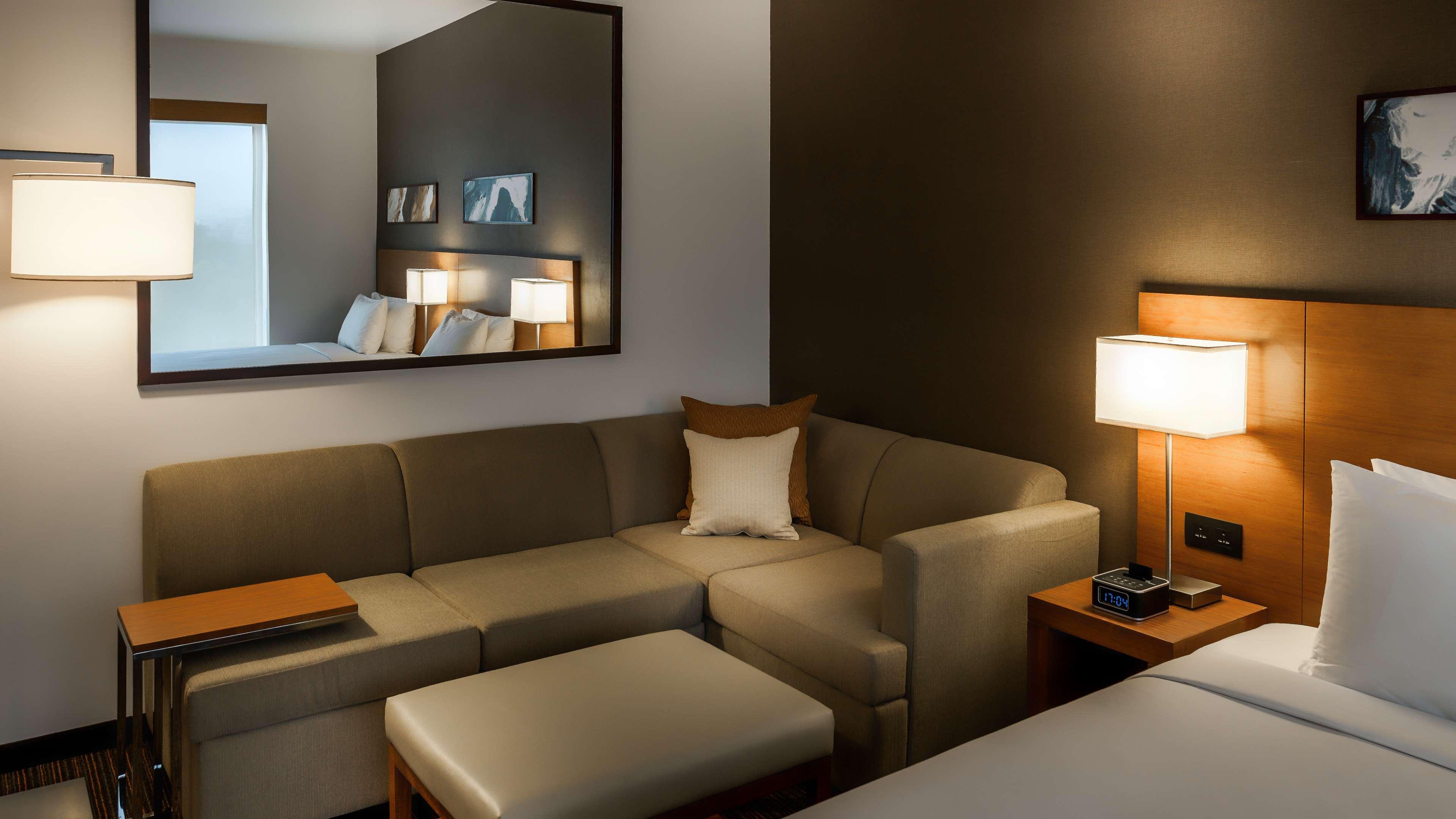 Hyatt Place Gurgaon Udyog Vihar Exteriér fotografie A typical room at the hotel