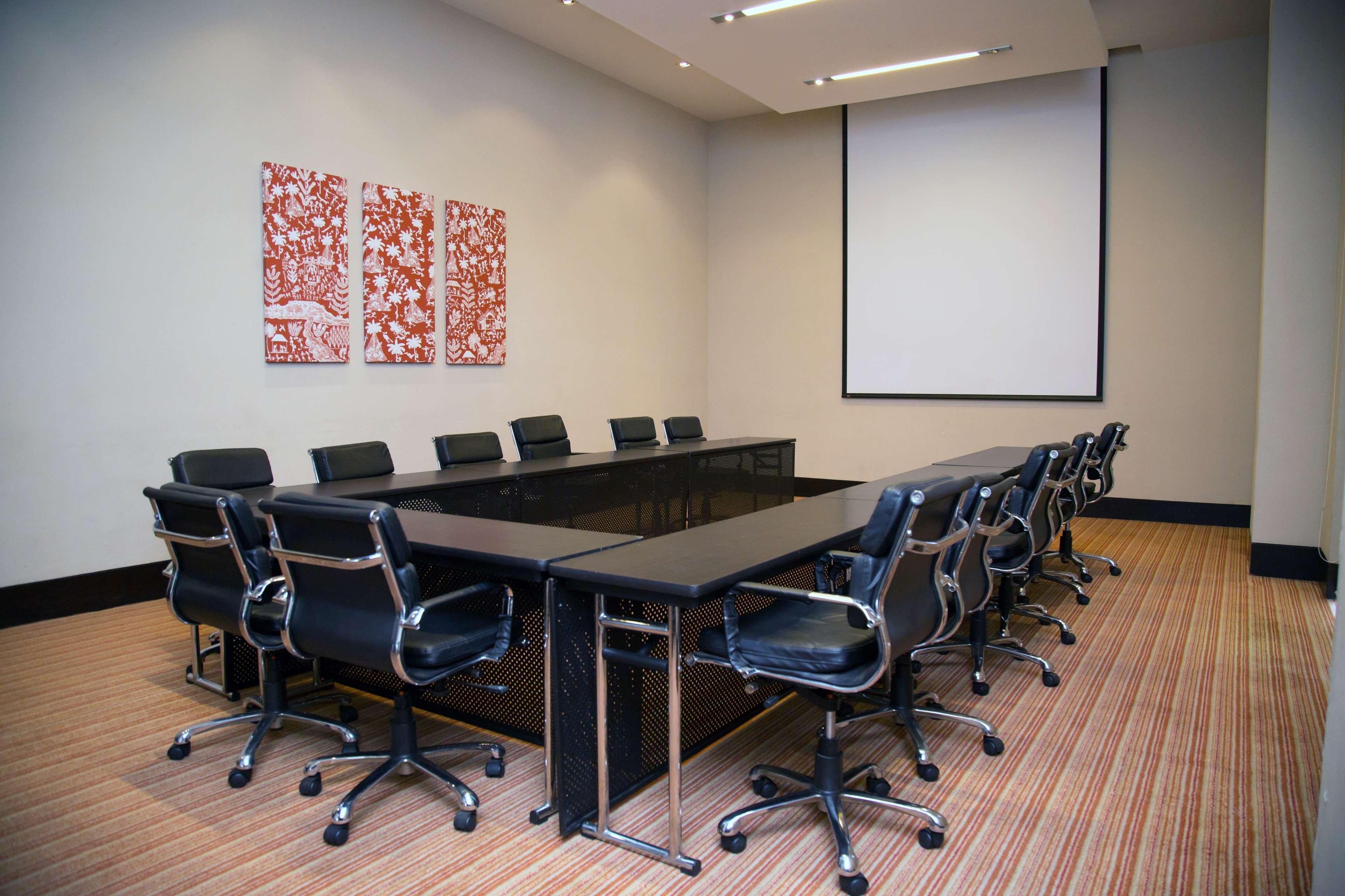 Hyatt Place Gurgaon Udyog Vihar Exteriér fotografie A projection screen in a meeting room