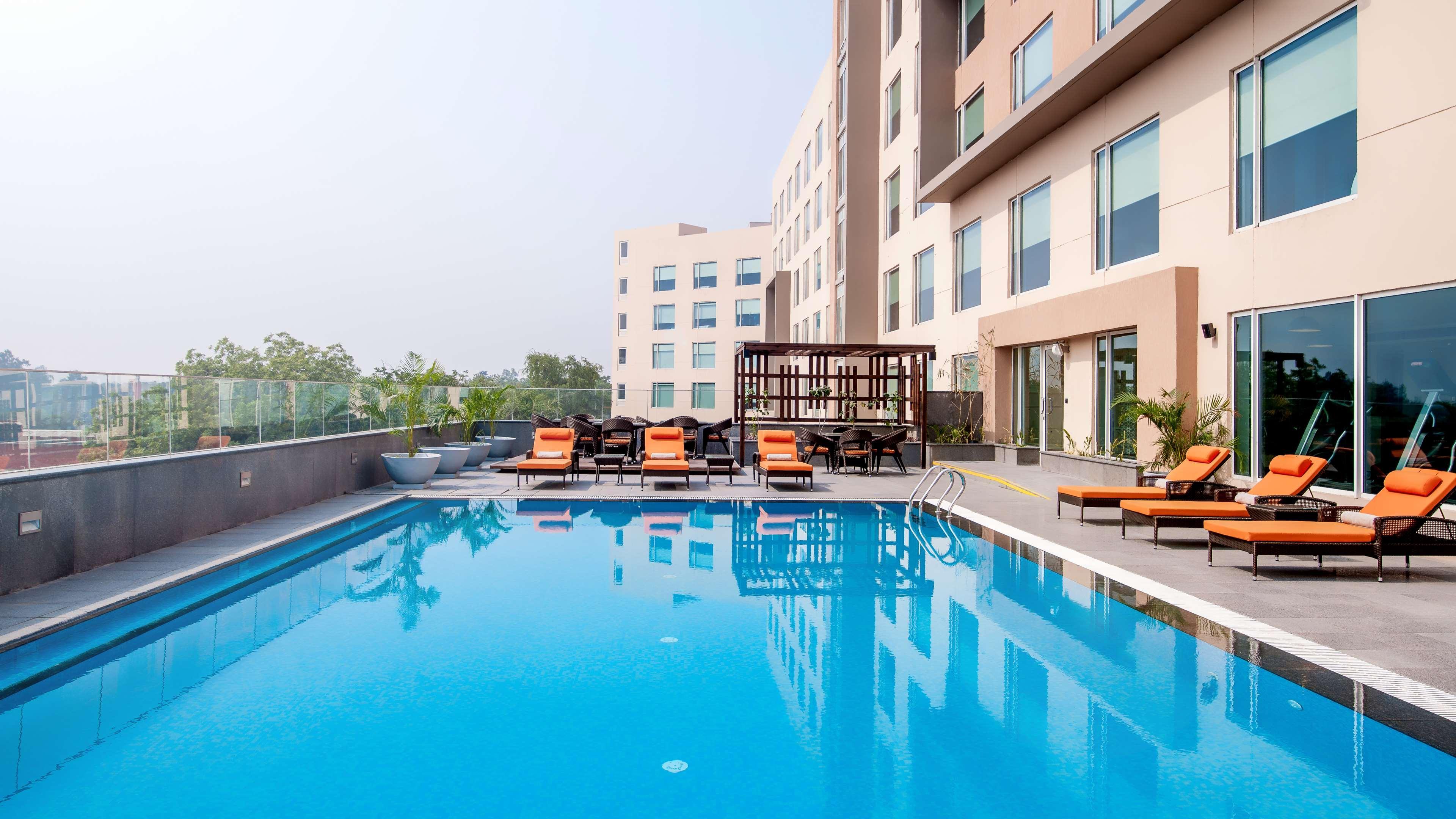Hyatt Place Gurgaon Udyog Vihar Exteriér fotografie Pool at the hotel