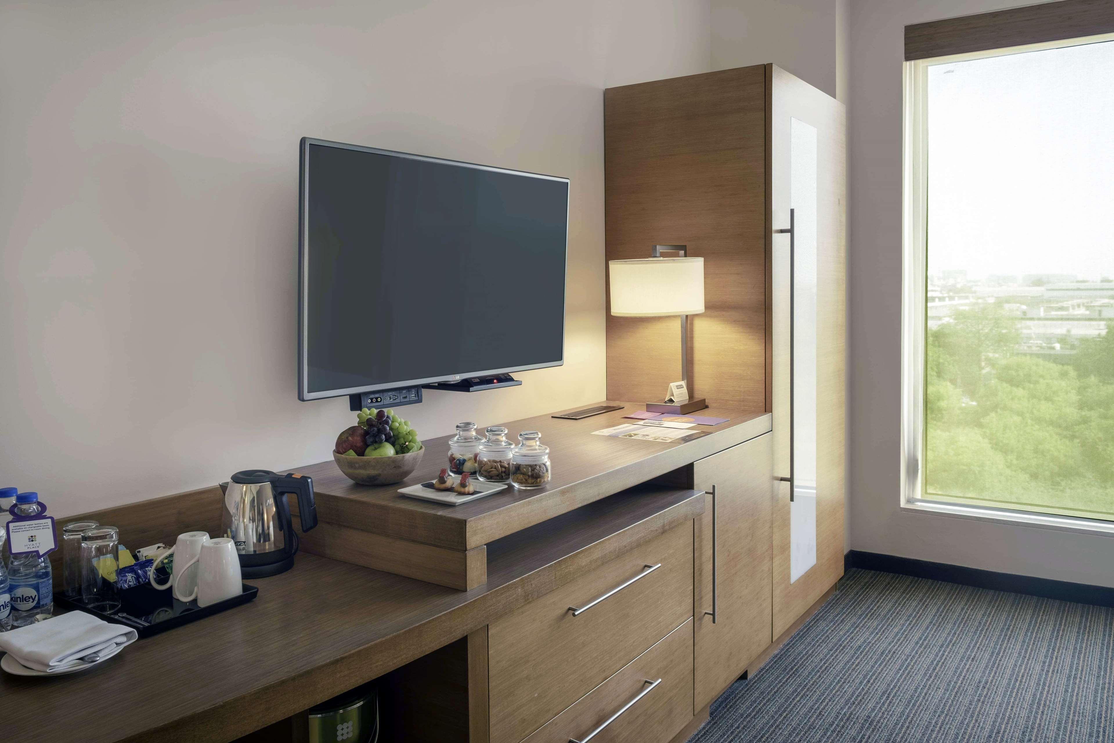 Hyatt Place Gurgaon Udyog Vihar Exteriér fotografie A typical room at the Hilton Garden Inn
