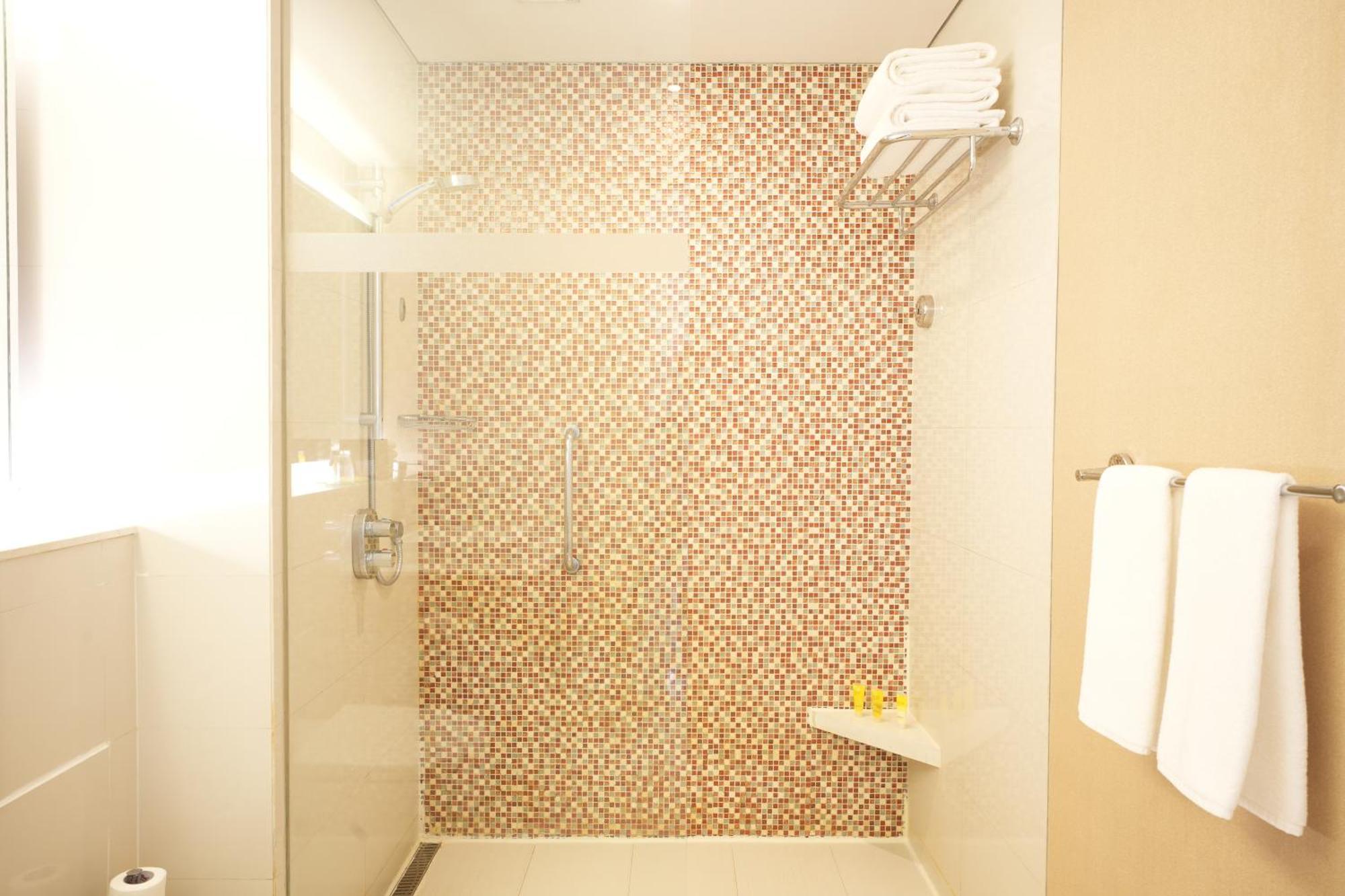 Hyatt Place Gurgaon Udyog Vihar Exteriér fotografie A shower with a fixed shower head