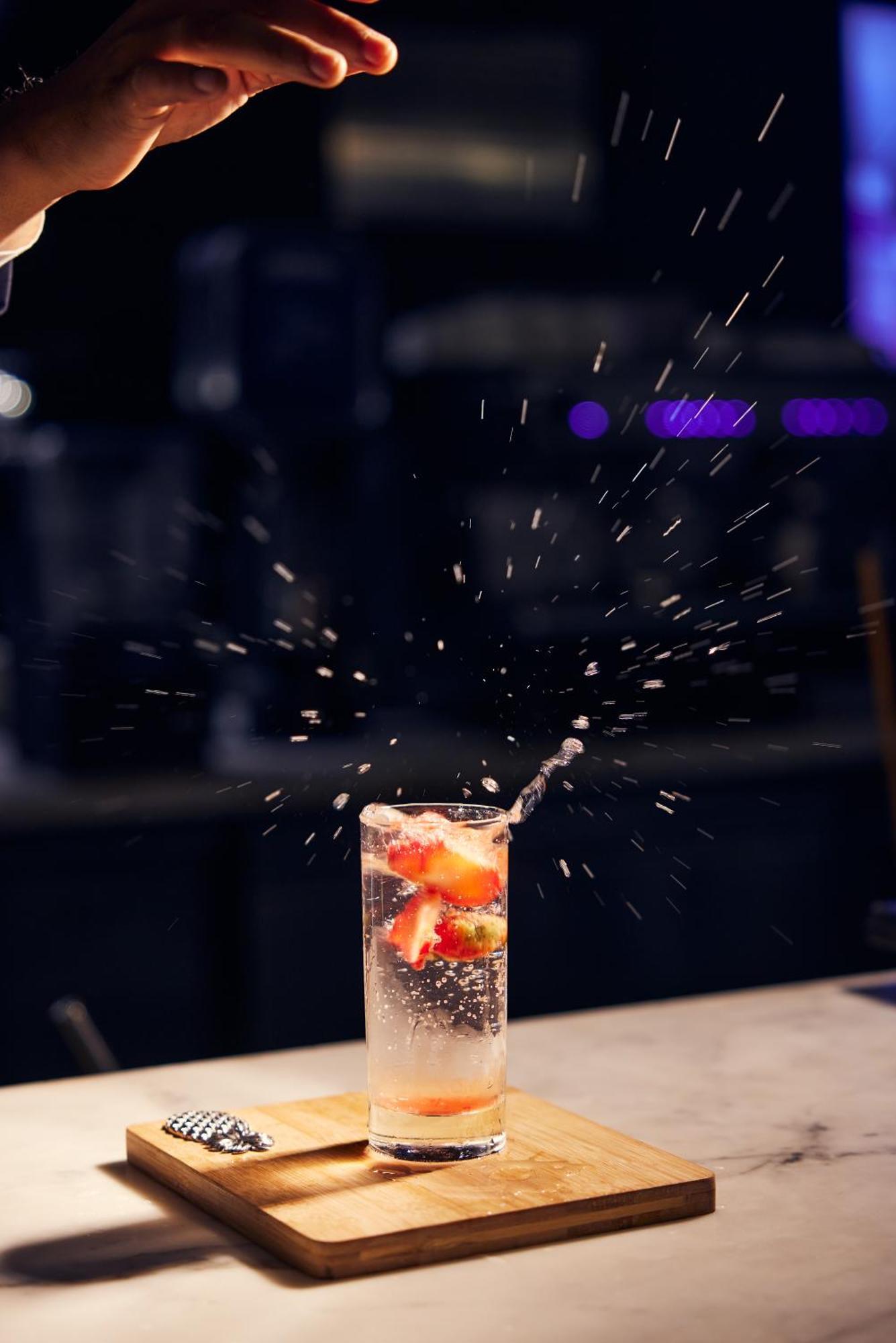 Hyatt Place Gurgaon Udyog Vihar Exteriér fotografie A cocktail being prepared