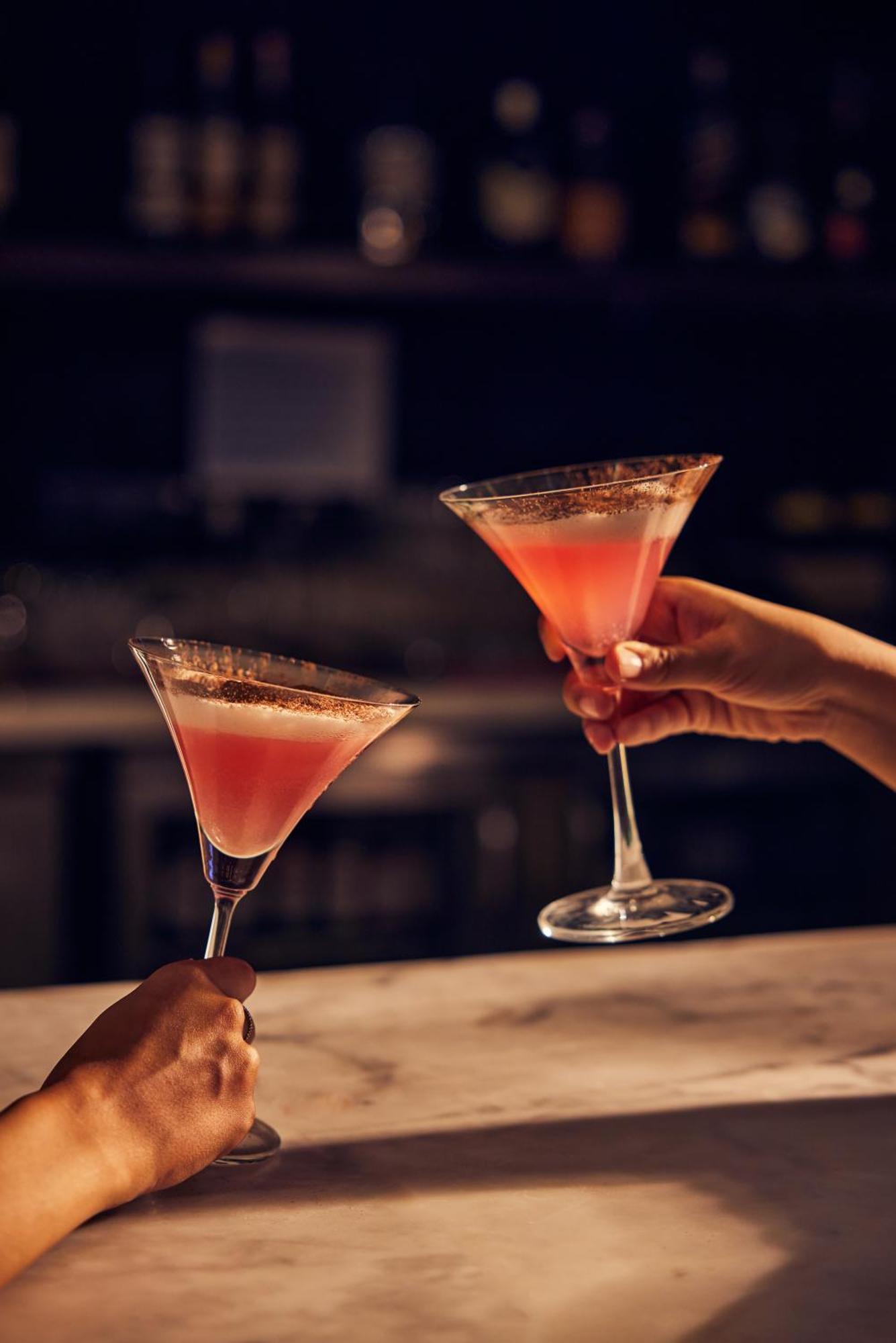 Hyatt Place Gurgaon Udyog Vihar Exteriér fotografie A hand holding a martini glass